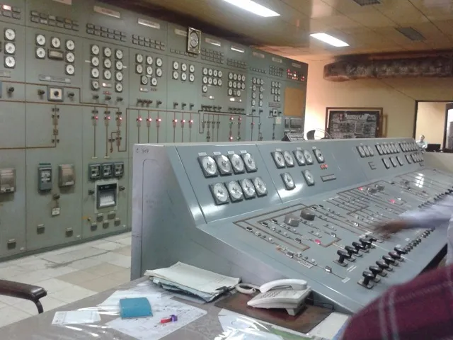 Energetikai létesítmény vezérlőterme műszerfalakkal